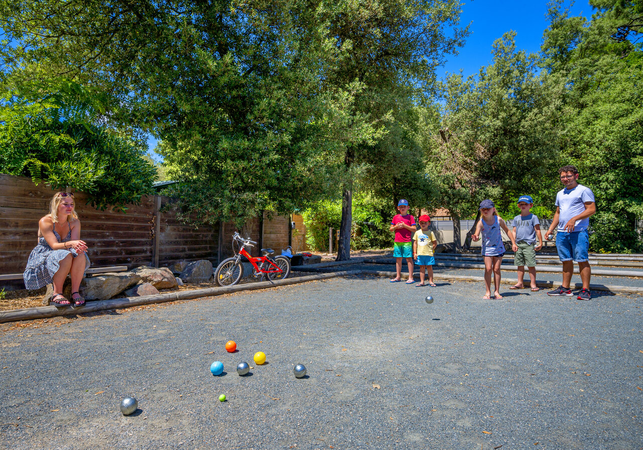 Terrain de p�tanque ombrag�, famille jouant au camping CAPFUN Ecureuils � JARD SUR MER (85).