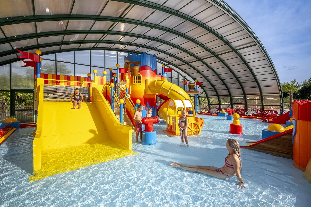 Parc aquatique couvert avec toboggans, jeux d'eau au camping CAPFUN Eibernest � Eibergen.