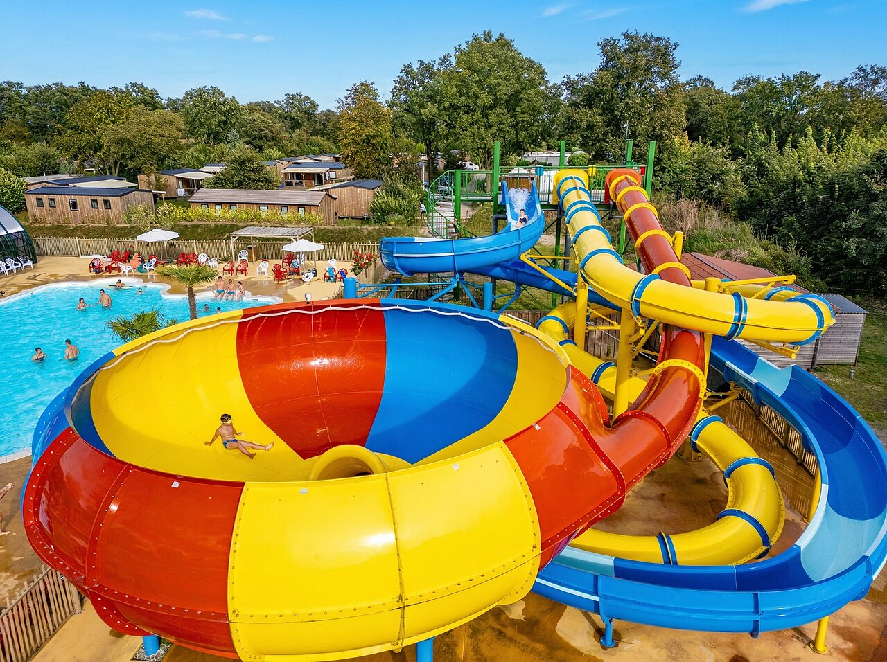 Grand parc aquatique avec toboggans color�s et piscine au camping CAPFUN Eibernest � Eibergen.