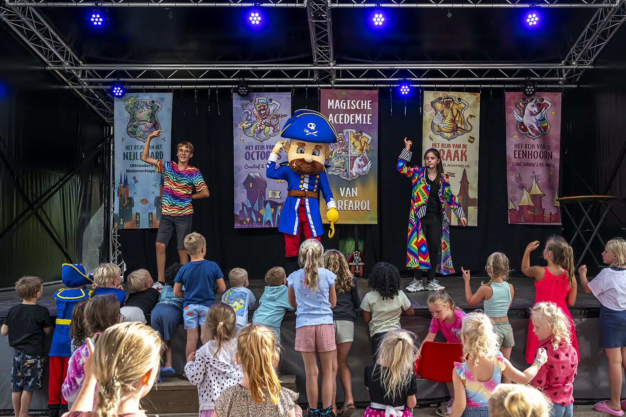 Spectacle enfants avec mascotte pirate et animateurs au CAPFUN Eibernest � Eibergen.