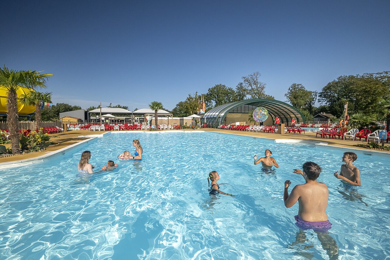 Grande piscine ext�rieure avec toboggan et familles au camping CAPFUN Eibernest � Eibergen.