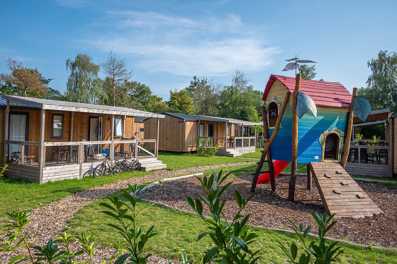 Mobile homes en bois avec terrasse et aire de jeux au camping CAPFUN Eibernest � Eibergen.