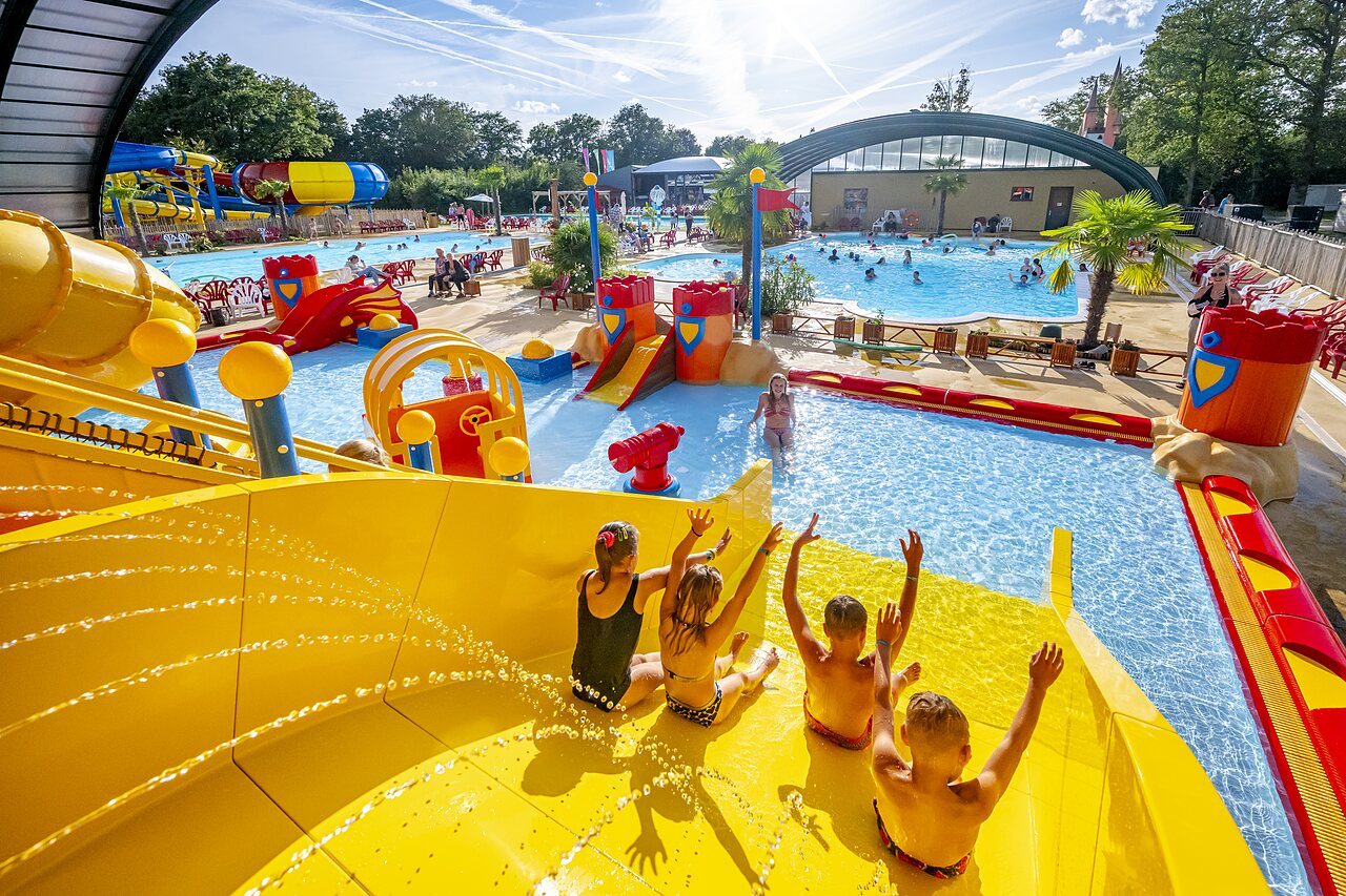 Enfants s'amusant sur un toboggan aquatique g�ant et piscines au camping CAPFUN Eibernest � Eibergen.