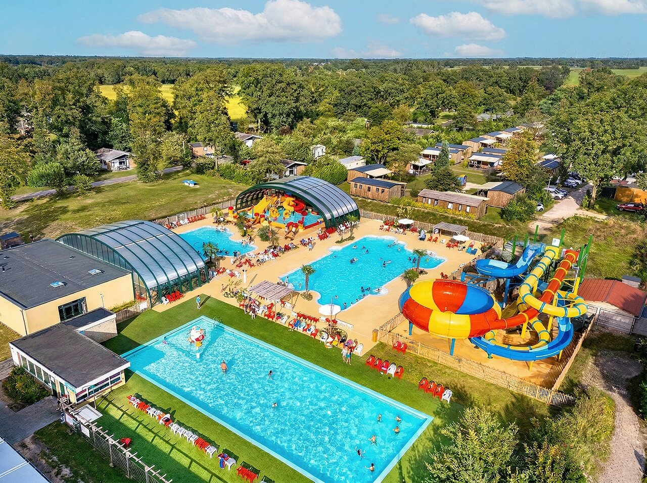 Complexe aquatique avec toboggans, piscines ext�rieure et couverte au camping CAPFUN Eibernest � Eibergen.