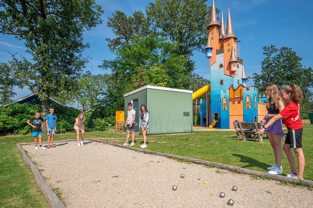 P�tanque et ch�teau de jeux pour enfants au camping CAPFUN Eibernest � Eibergen.