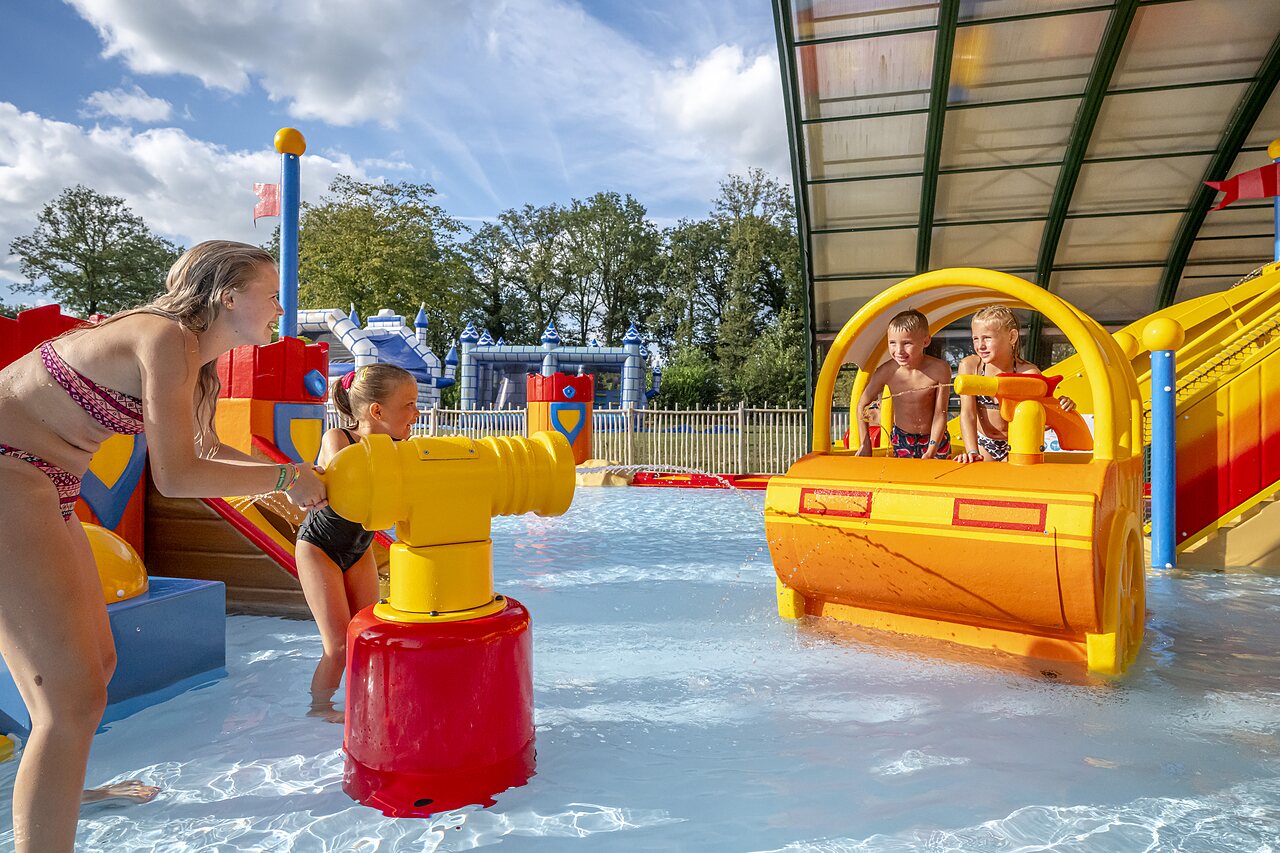 Enfants jouant avec canons � eau et structures aquatiques au camping CAPFUN Eibernest � Eibergen