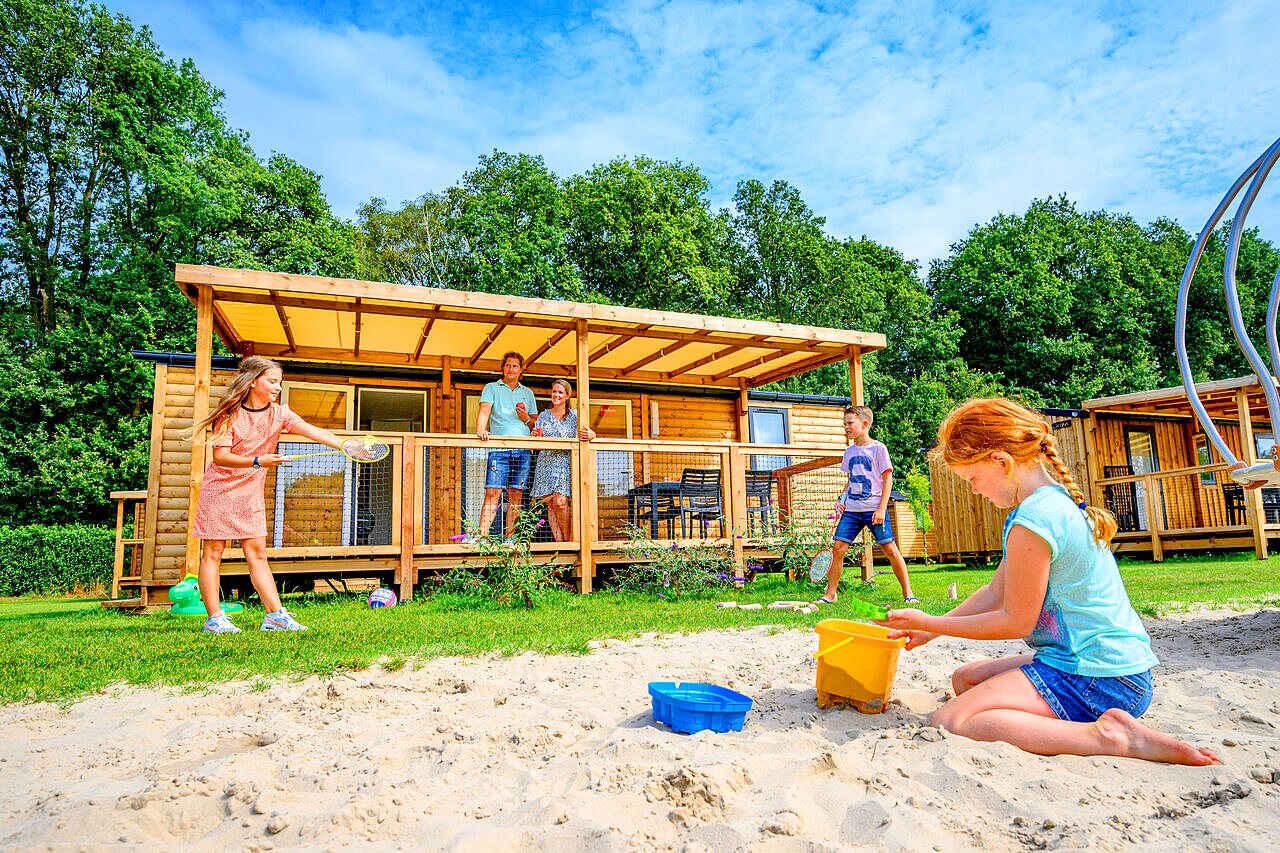 Enfants jouent badminton et sable au camping CAPFUN Eibernest � Eibergen.