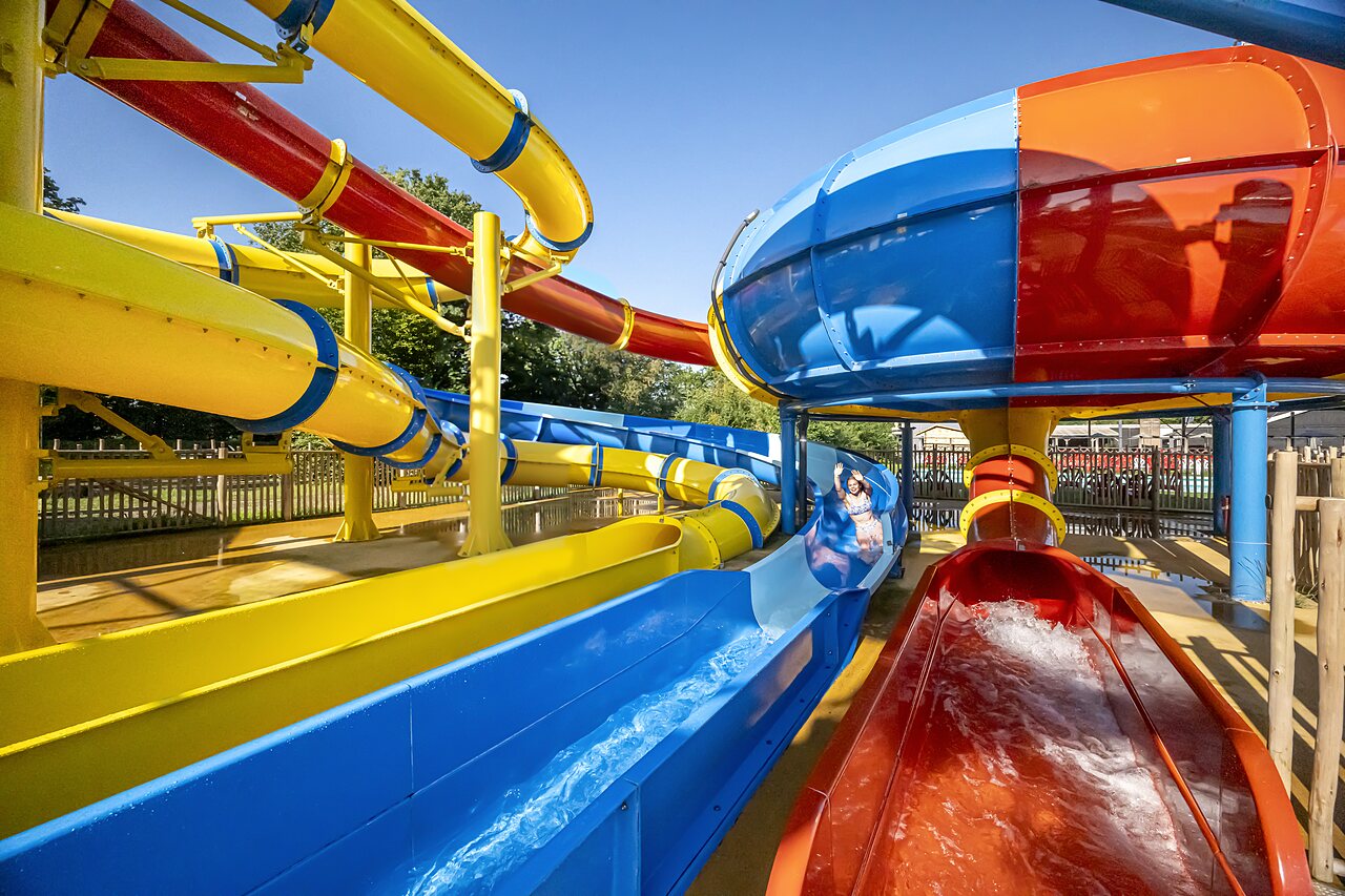 Toboggans aquatiques color�s et aire de jeux aquatique au camping CAPFUN Eibernest � Eibergen.