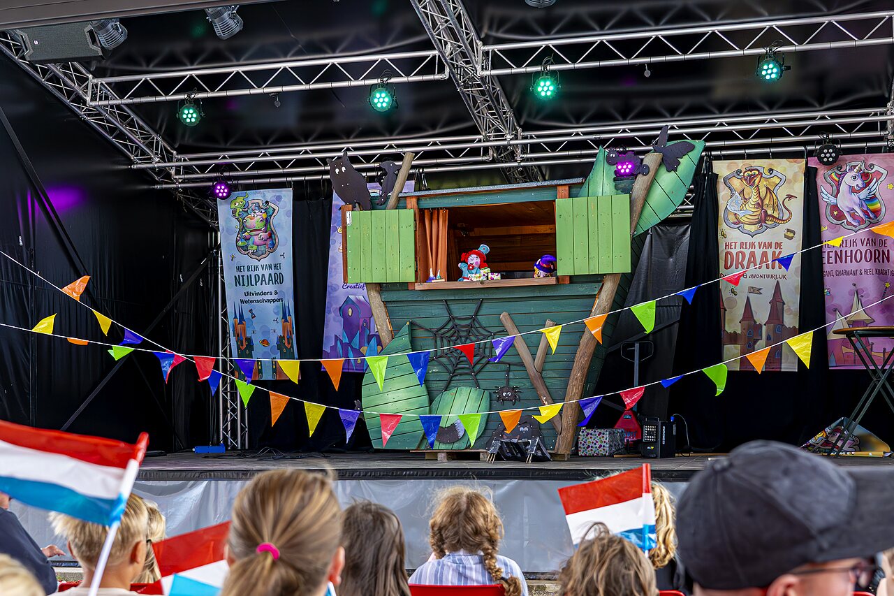 Spectacle de marionnettes pour enfants sur sc�ne au camping CAPFUN Eibernest � Eibergen.