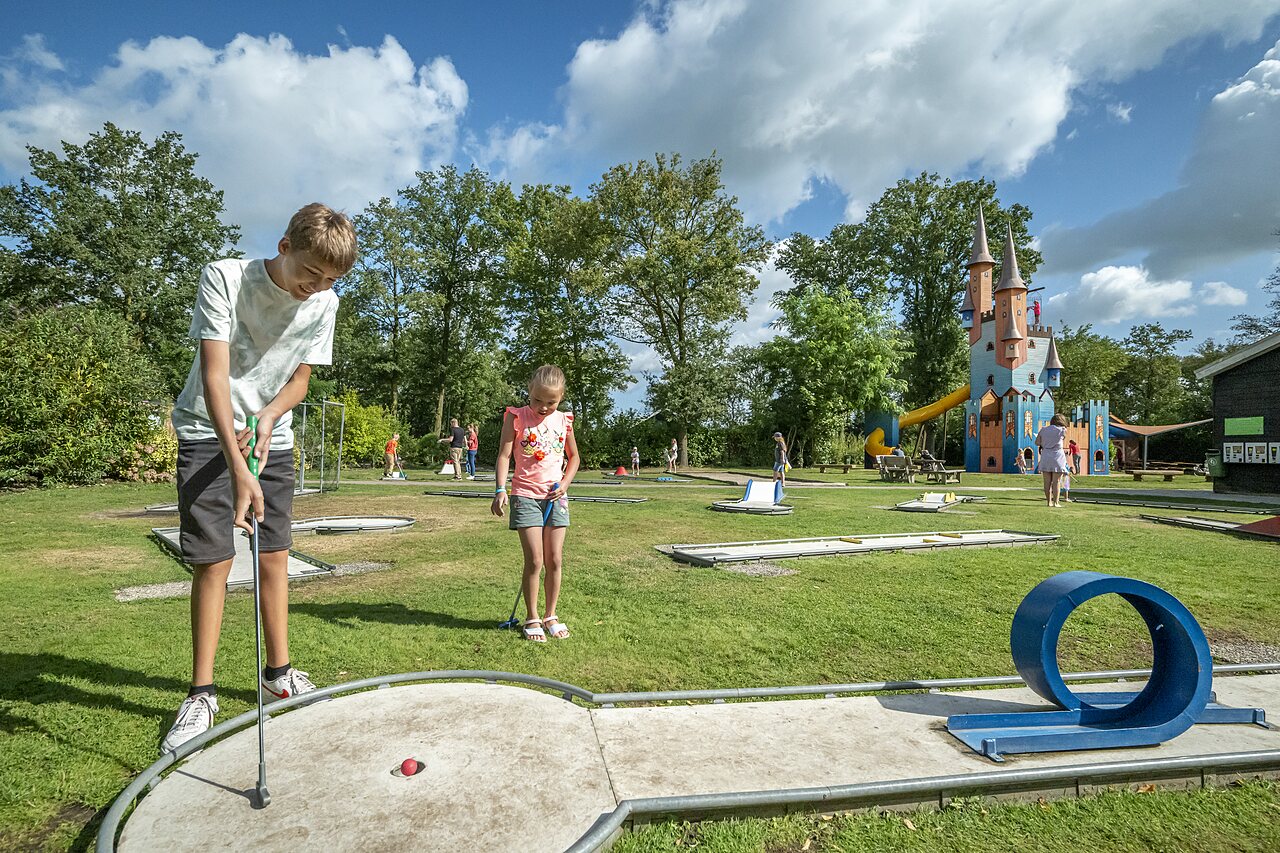 Enfants jouant au mini-golf, ch�teau de jeux au camping CAPFUN Eibernest � Eibergen.
