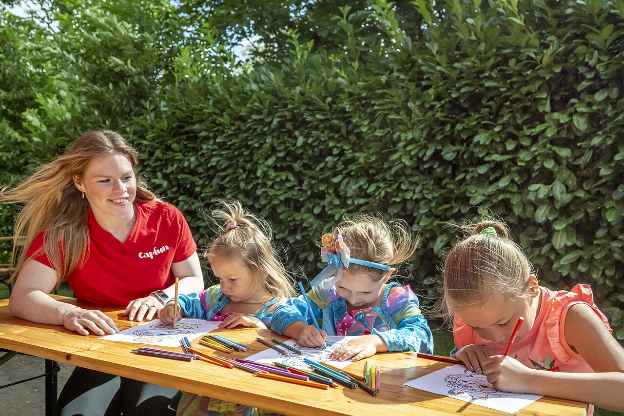 Animation enfants coloriage avec animatrice Capfun au camping CAPFUN Eibernest � Eibergen.