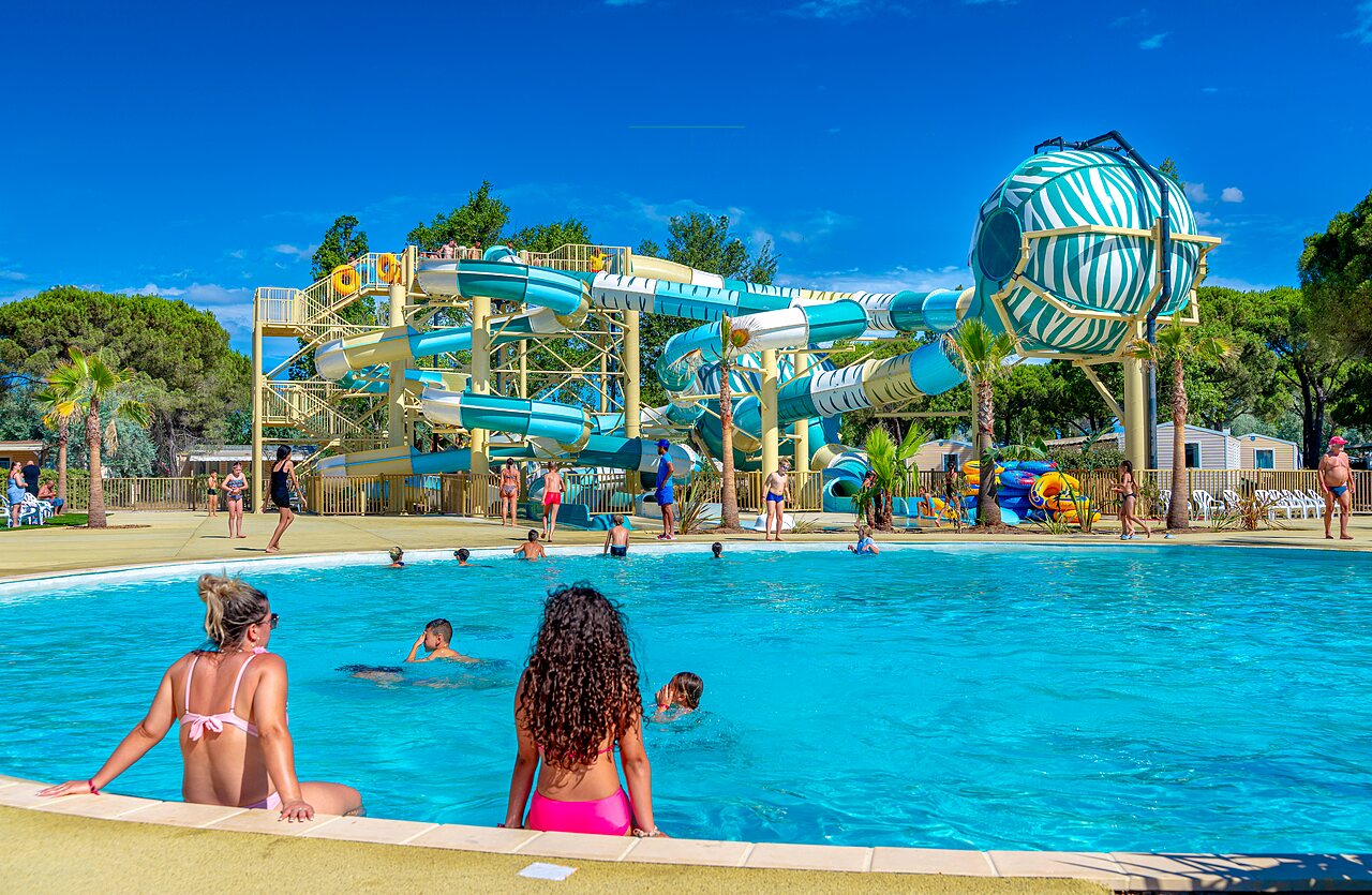 Piscine ext�rieure avec toboggans aquatiques g�ants au camping VAGUES OCEANES Elys�e � Le Grau du Roi (30).