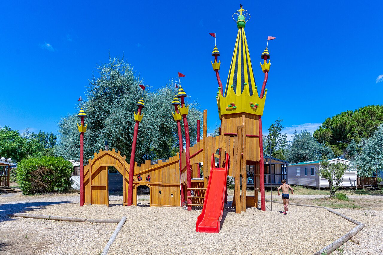 Aire de jeux ch�teau, toboggan, enfant et mobile homes au camping VAGUES OCEANES Elys�e.