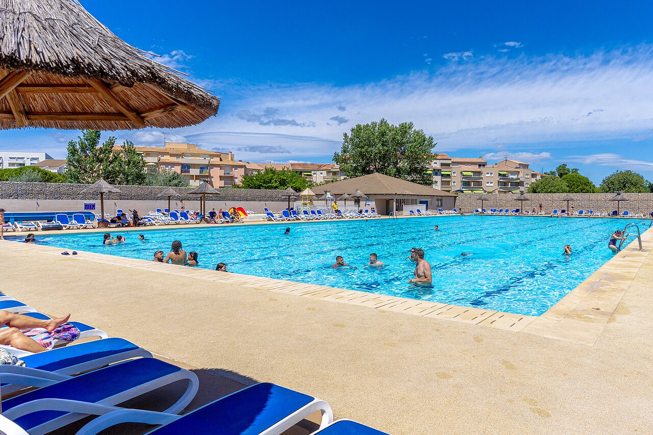 Piscine ext�rieure familiale et bar au camping VAGUES OCEANES Elys�e � Le Grau du Roi (30).