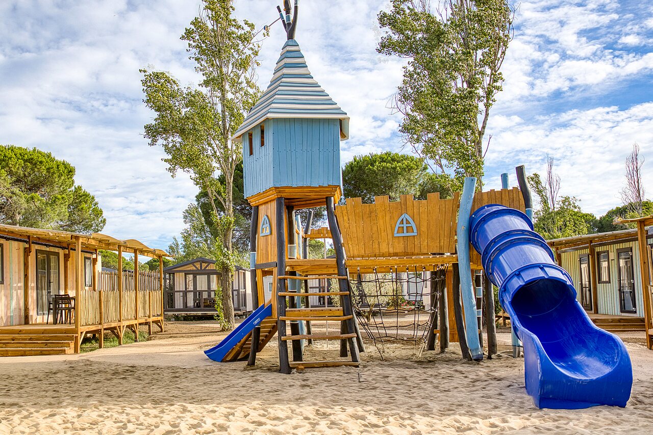 Aire de jeux, toboggans, structure bois, au camping VAGUES OCEANES Elys�e � Le Grau du Roi (30).