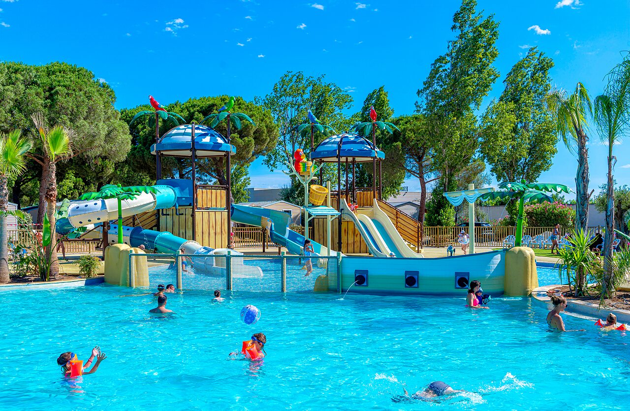 Piscine ext�rieure, toboggans et jeux aquatiques au camping VAGUES OCEANES Elys�e � Le Grau du Roi (30).