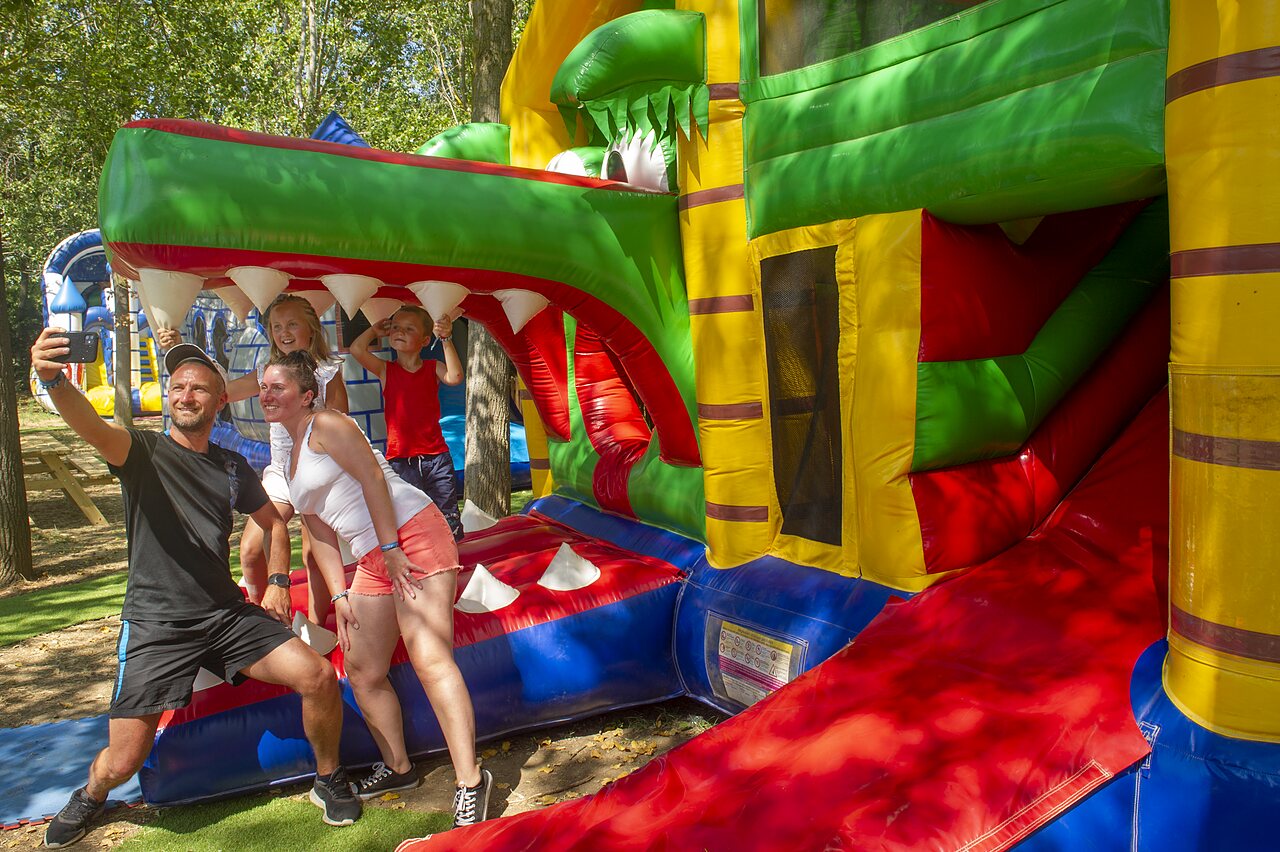 Ch�teau gonflable crocodile, famille en selfie au camping CAPFUN Emeraude Portiragnes (34).