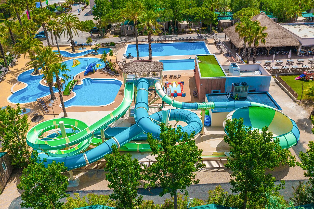 Grand parc aquatique avec toboggans g�ants et piscines au camping CAPFUN Emeraude � Portiragnes (34).