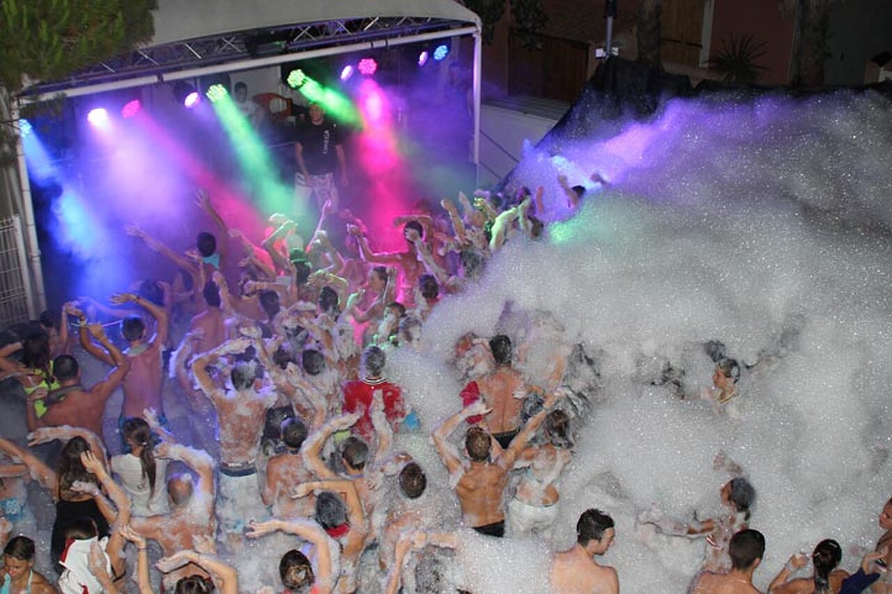 Soir�e mousse anim�e avec lumi�res color�es au camping CAPFUN Emeraude � Portiragnes (34).