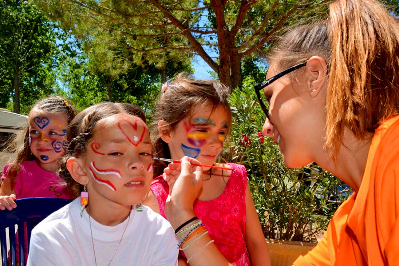 Animation maquillage pour enfants au camping CAPFUN Emeraude � Portiragnes (34).