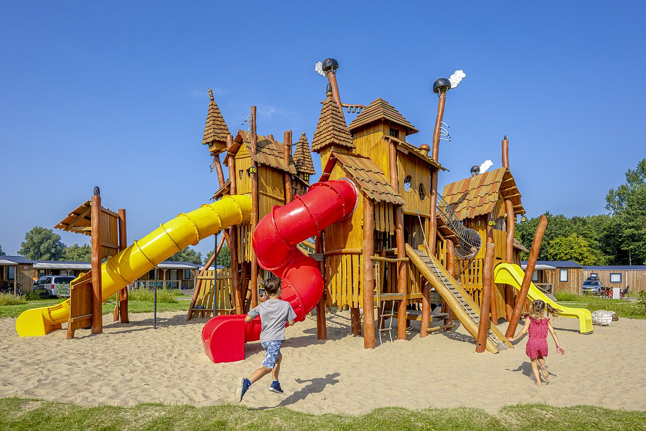 Aire de jeux en bois, toboggans, enfants au camping CAPFUN Erkemederstrand � Zeewolde.