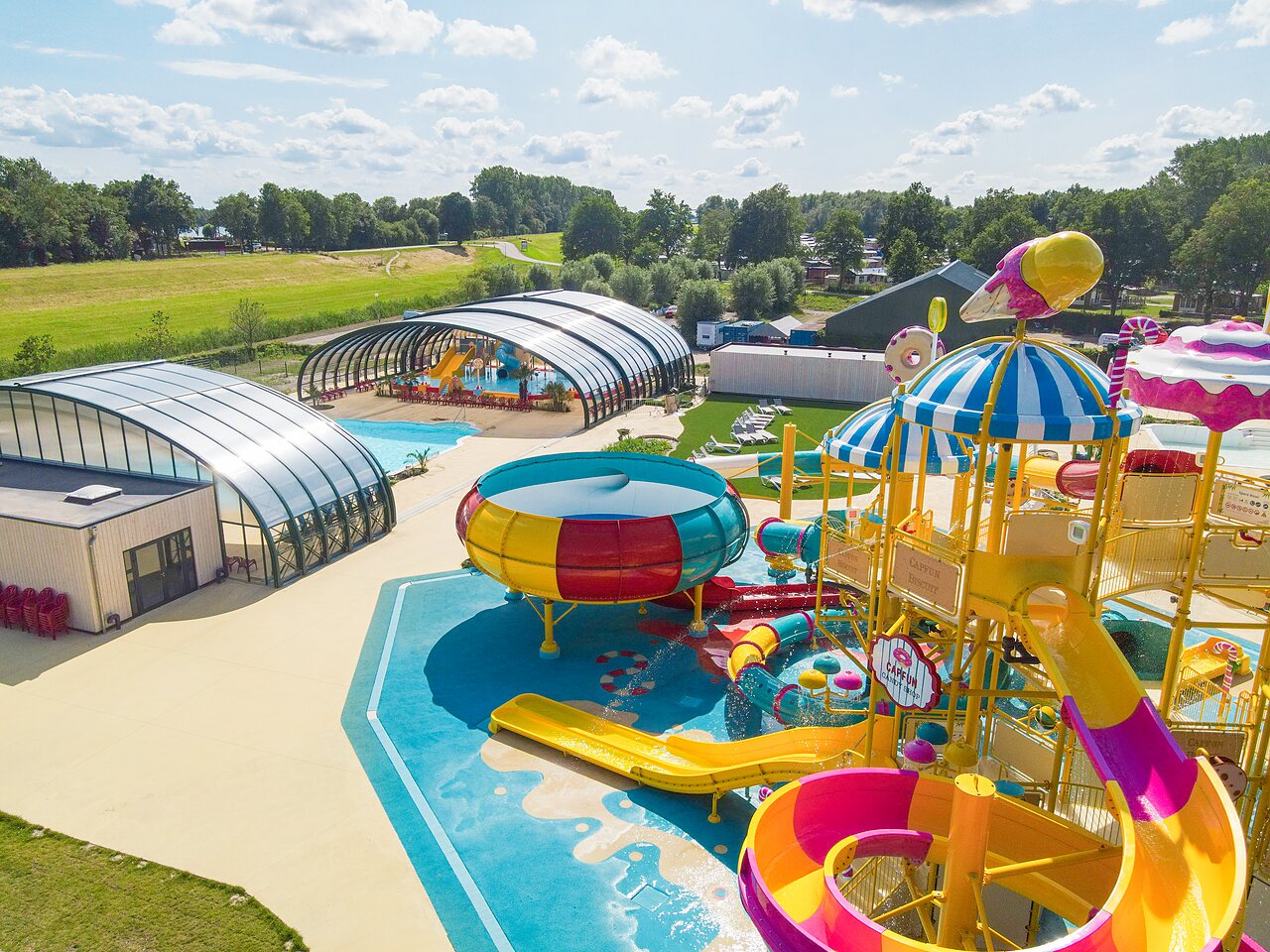 Parc aquatique color� avec toboggans et piscines couvertes au camping CAPFUN Erkemederstrand � Zeewolde.