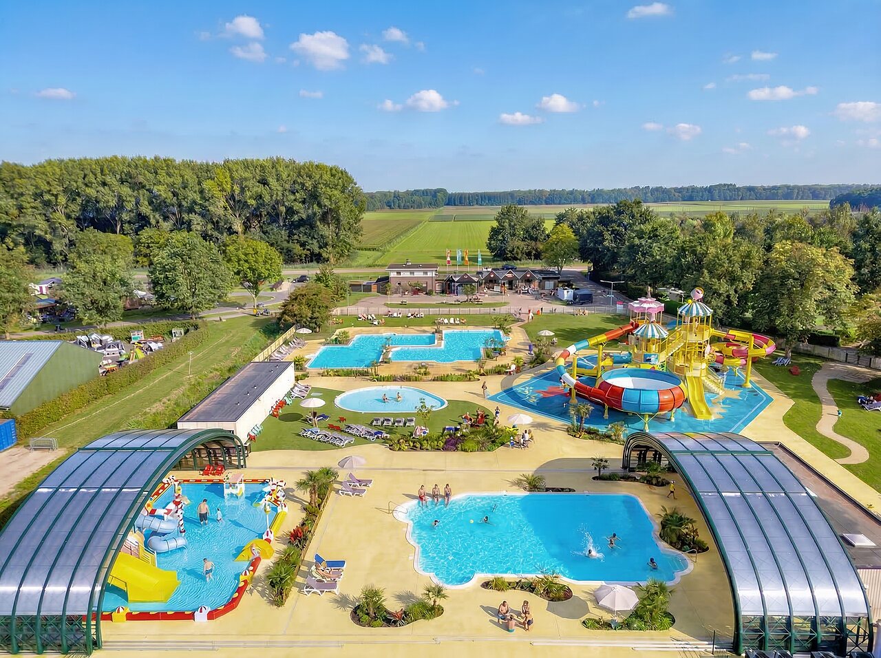 Grand parc aquatique avec piscines et toboggans au camping CAPFUN Erkemederstrand � Zeewolde.