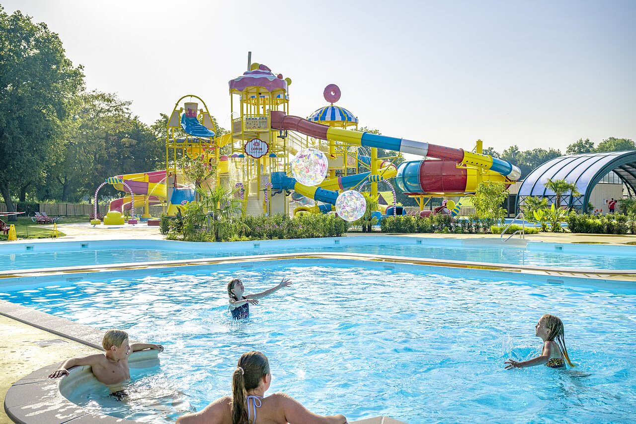 Piscine ext�rieure avec toboggans aquatiques et jeux d'eau au camping CAPFUN Erkemederstrand � Zeewolde.