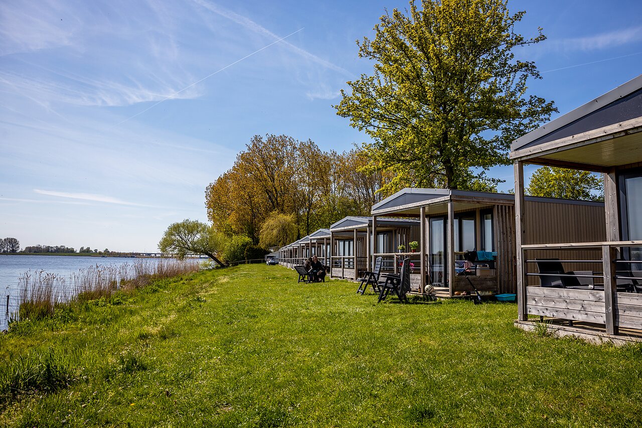 Mobile homes modernes au bord de l'eau, camping CAPFUN Erkemederstrand � Zeewolde.