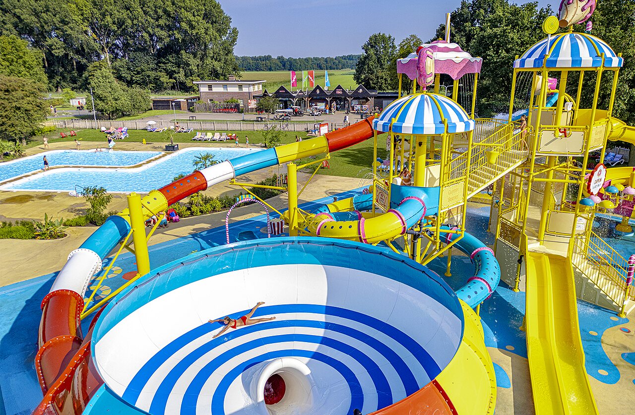 Toboggans aquatiques, piscine ext�rieure et jeux d'eau au camping CAPFUN Erkemederstrand � Zeewolde.