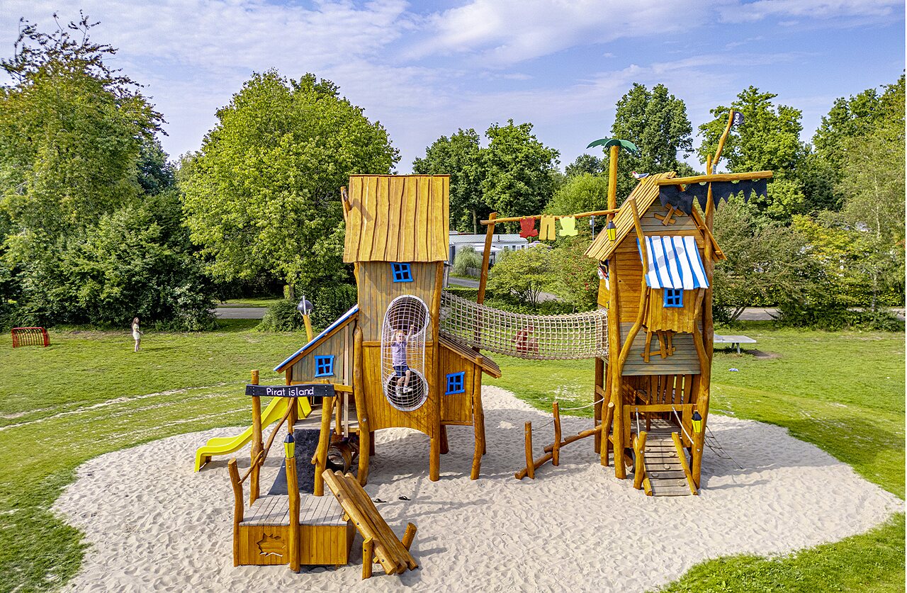 Grande structure de jeux pirate en bois avec toboggan au camping CAPFUN Erkemederstrand � Zeewolde.