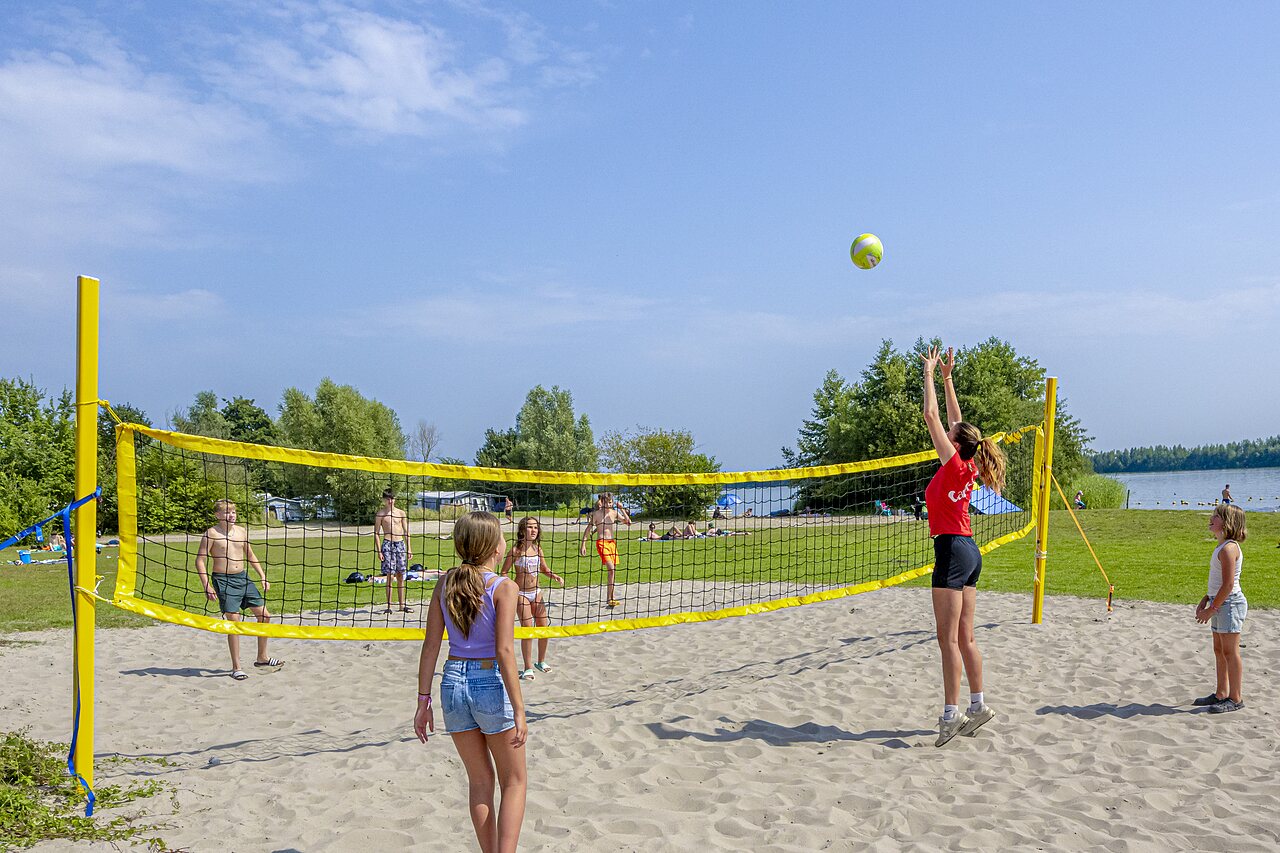 Beach-volley sur la plage du camping CAPFUN Erkemederstrand � Zeewolde.