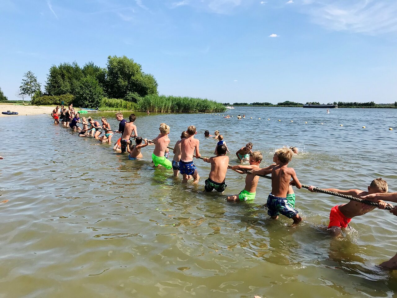 Tir � la corde pour enfants dans l'eau au CAPFUN Erkemederstrand Zeewolde.
