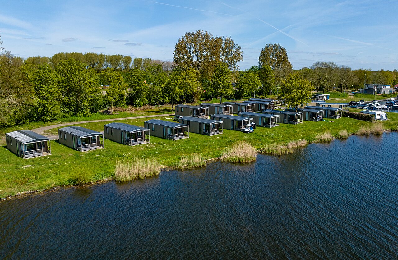 Mobile homes modernes au bord de l'eau, vue a�rienne au camping CAPFUN Erkemederstrand � Zeewolde.