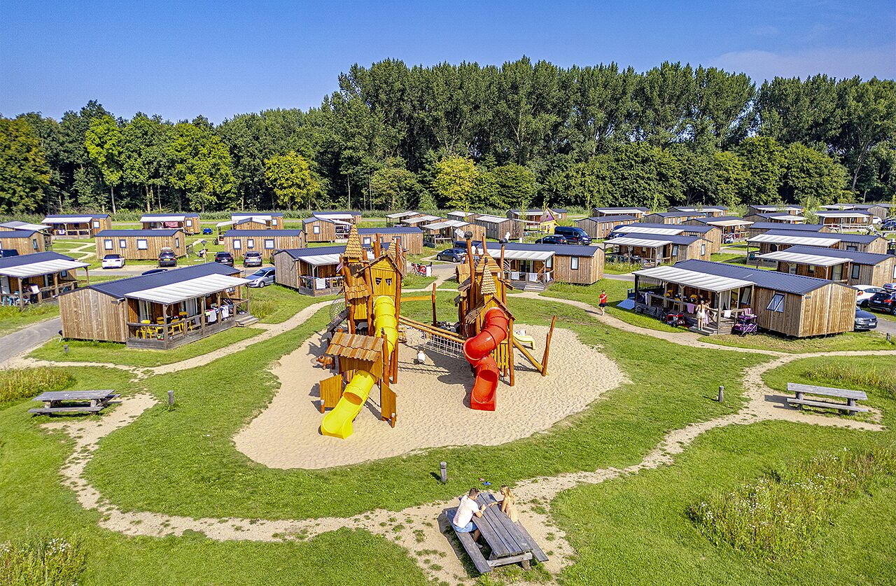 Aire de jeux, mobile-homes et verdure au camping CAPFUN Erkemederstrand � Zeewolde.