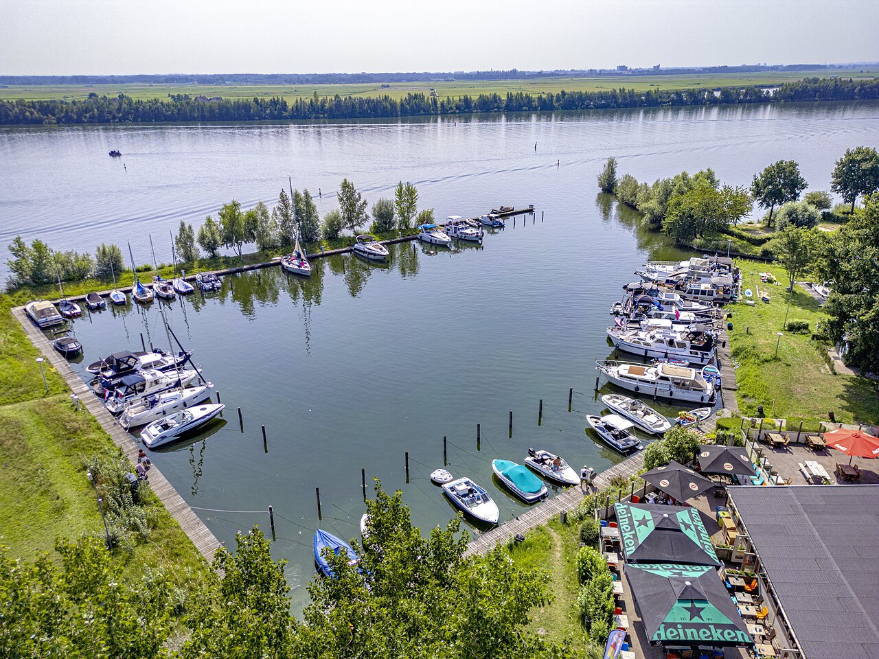 Marina avec bateaux amarr�s et bar en bord de lac au camping CAPFUN Erkemederstrand � Zeewolde.