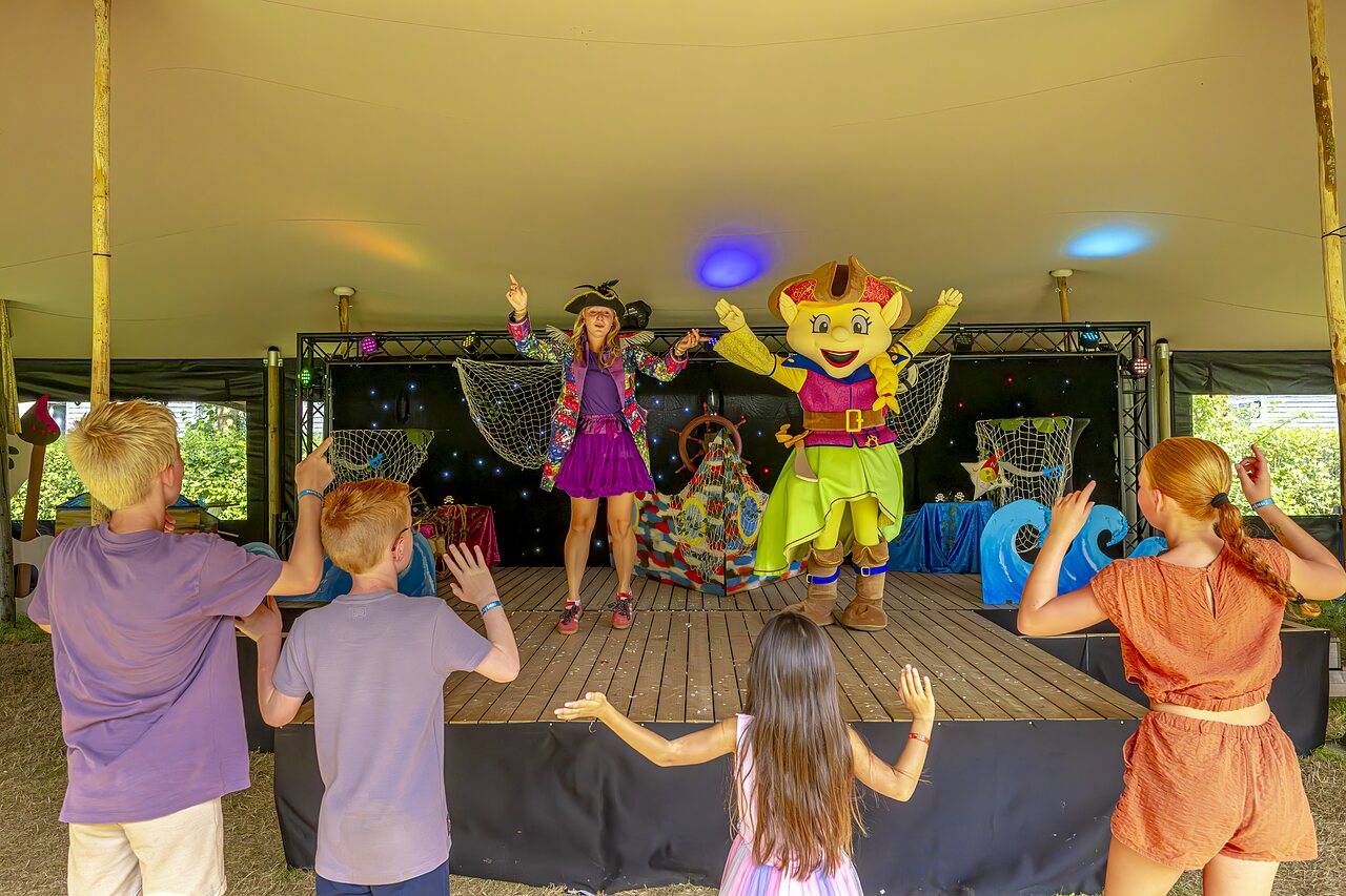 Spectacle d'animation avec mascotte et enfants au camping CAPFUN Erkemederstrand � Zeewolde.