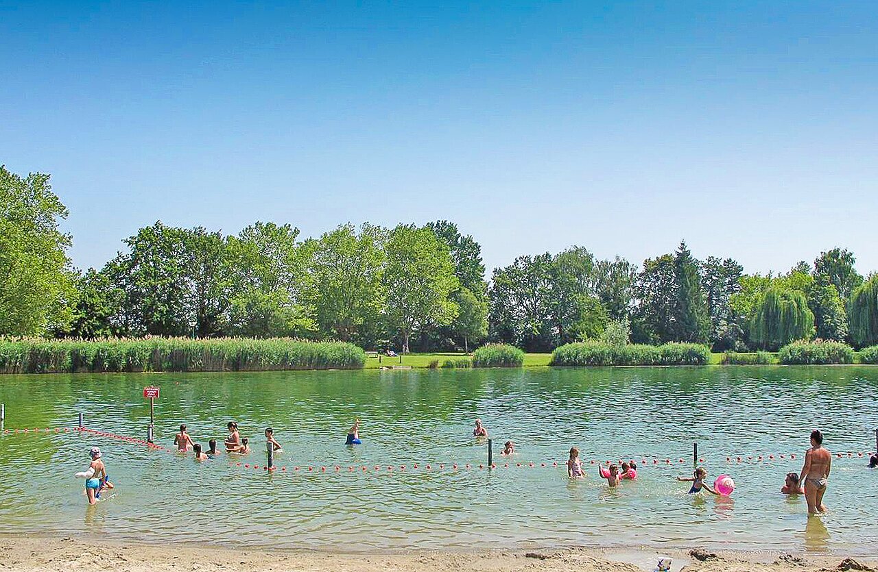 Baignade dans le lac au camping VAGUES OCEANES Lac d'Erstein � Erstein (67).