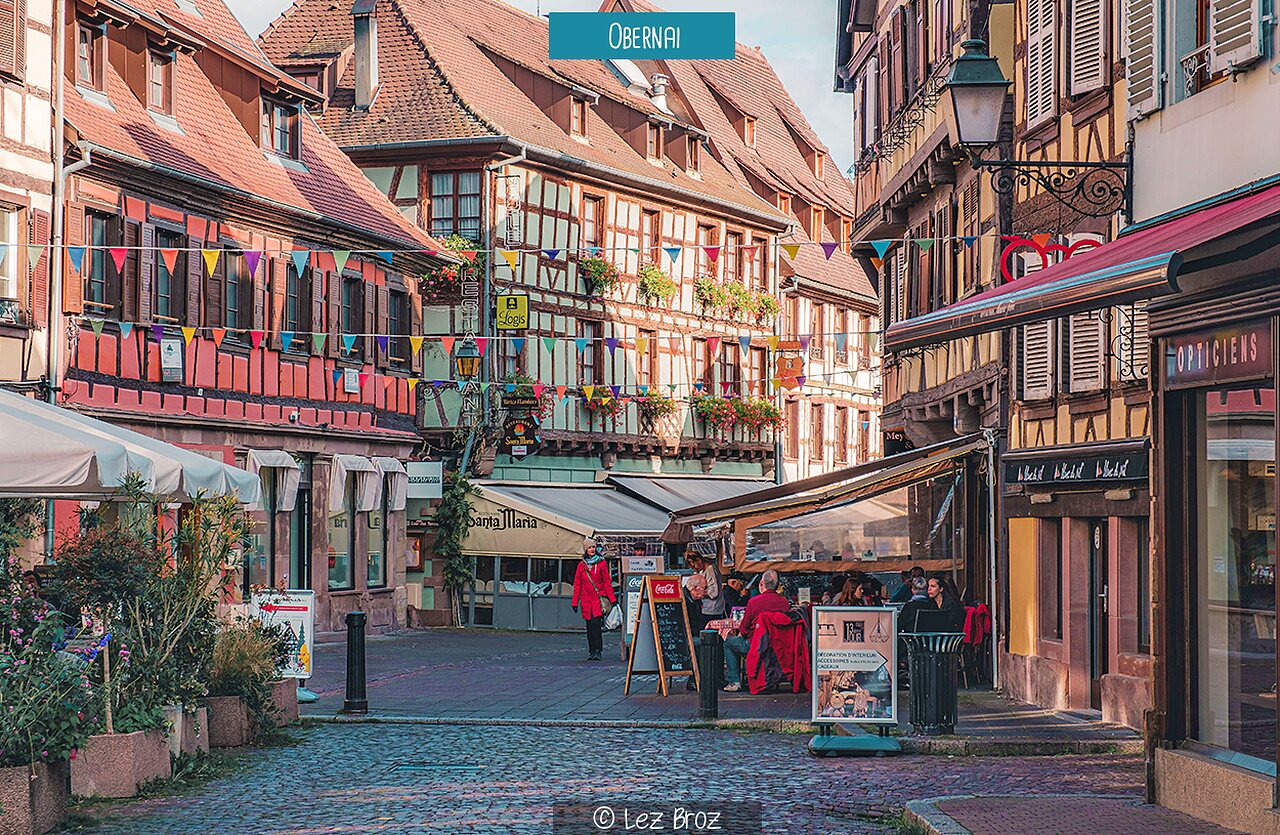 Rue pittoresque avec maisons � colombages et terrasses � Obernai, en Alsace.