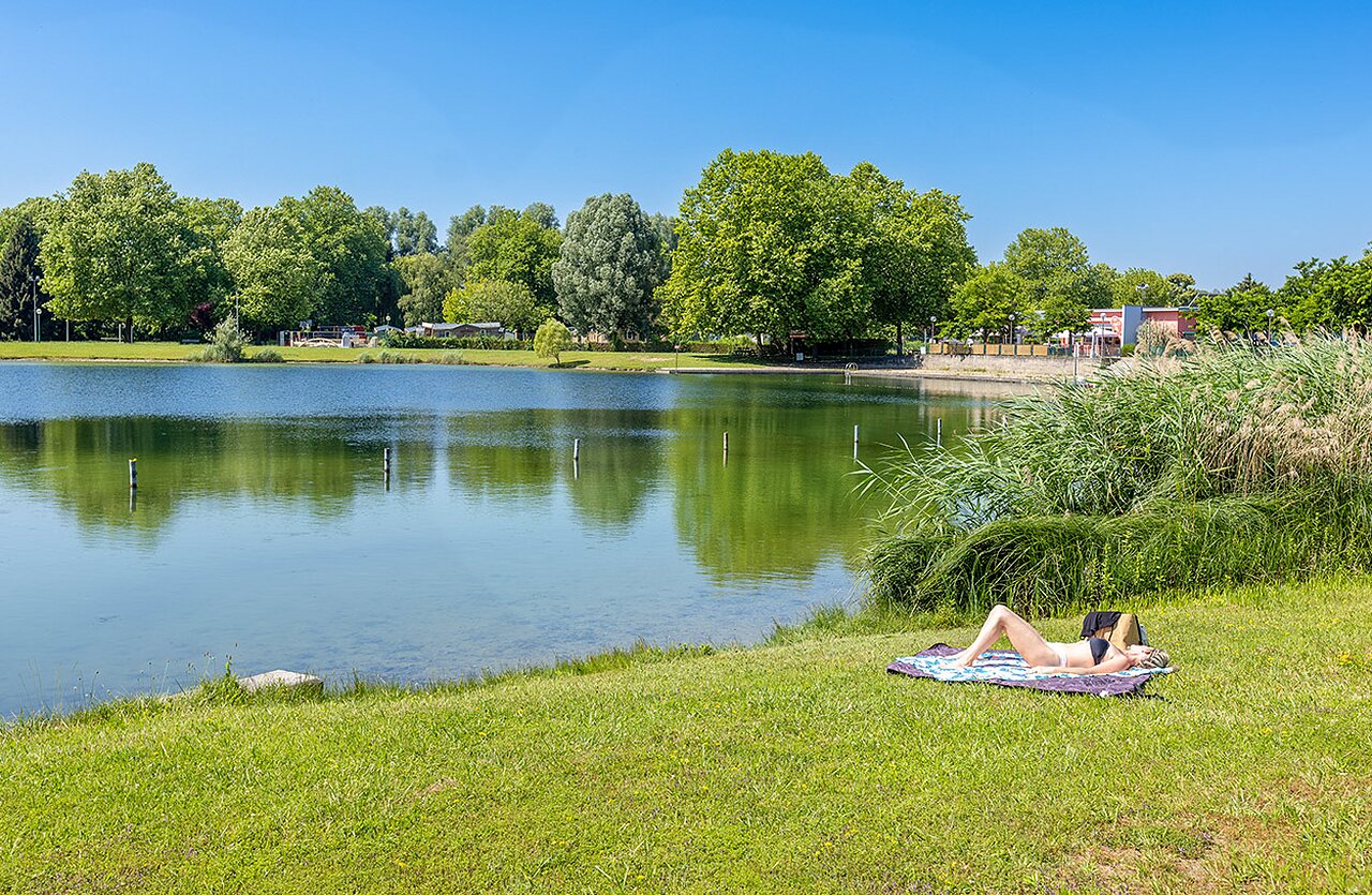Personne se relaxant au bord du lac au camping VAGUES OCEANES Lac d'Erstein.