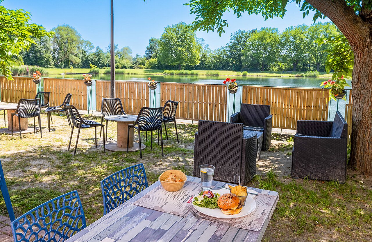 Terrasse restaurant, repas, vue lac au camping VAGUES OCEANES Lac d'Erstein � Erstein (67).