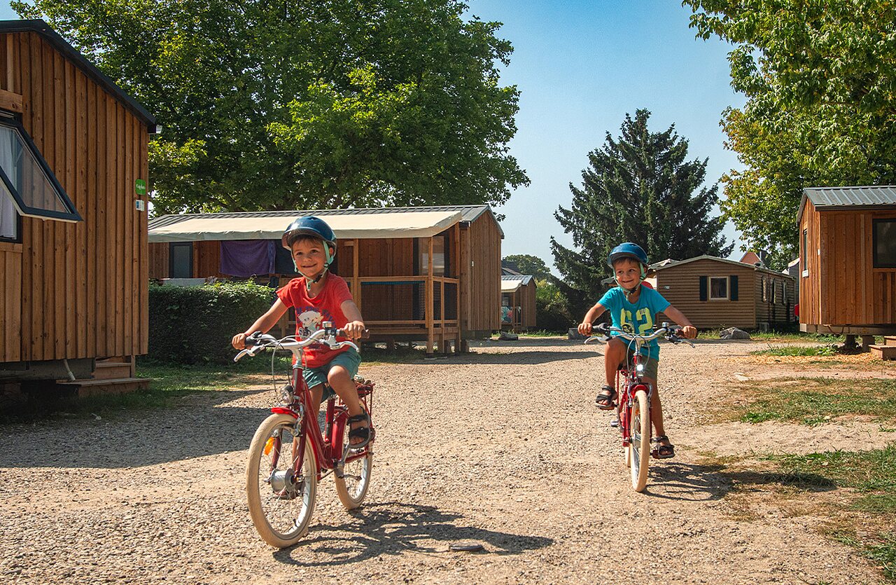 Enfants � v�lo, Mobil-homes, camping VAGUES OCEANES Erstein (67).