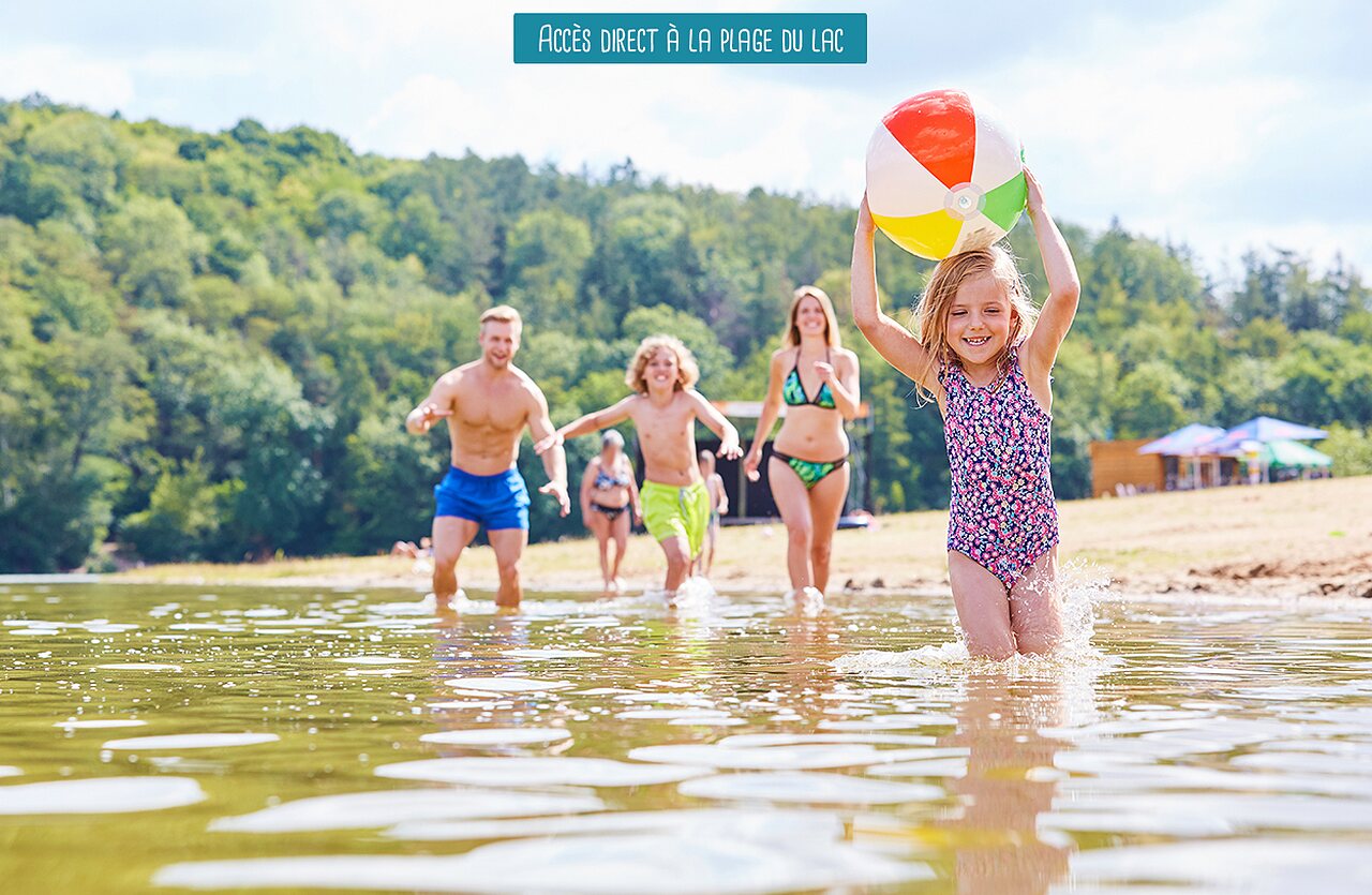 Famille jouant dans le lac, au camping VAGUES OCEANES Lac d'Erstein � Erstein.