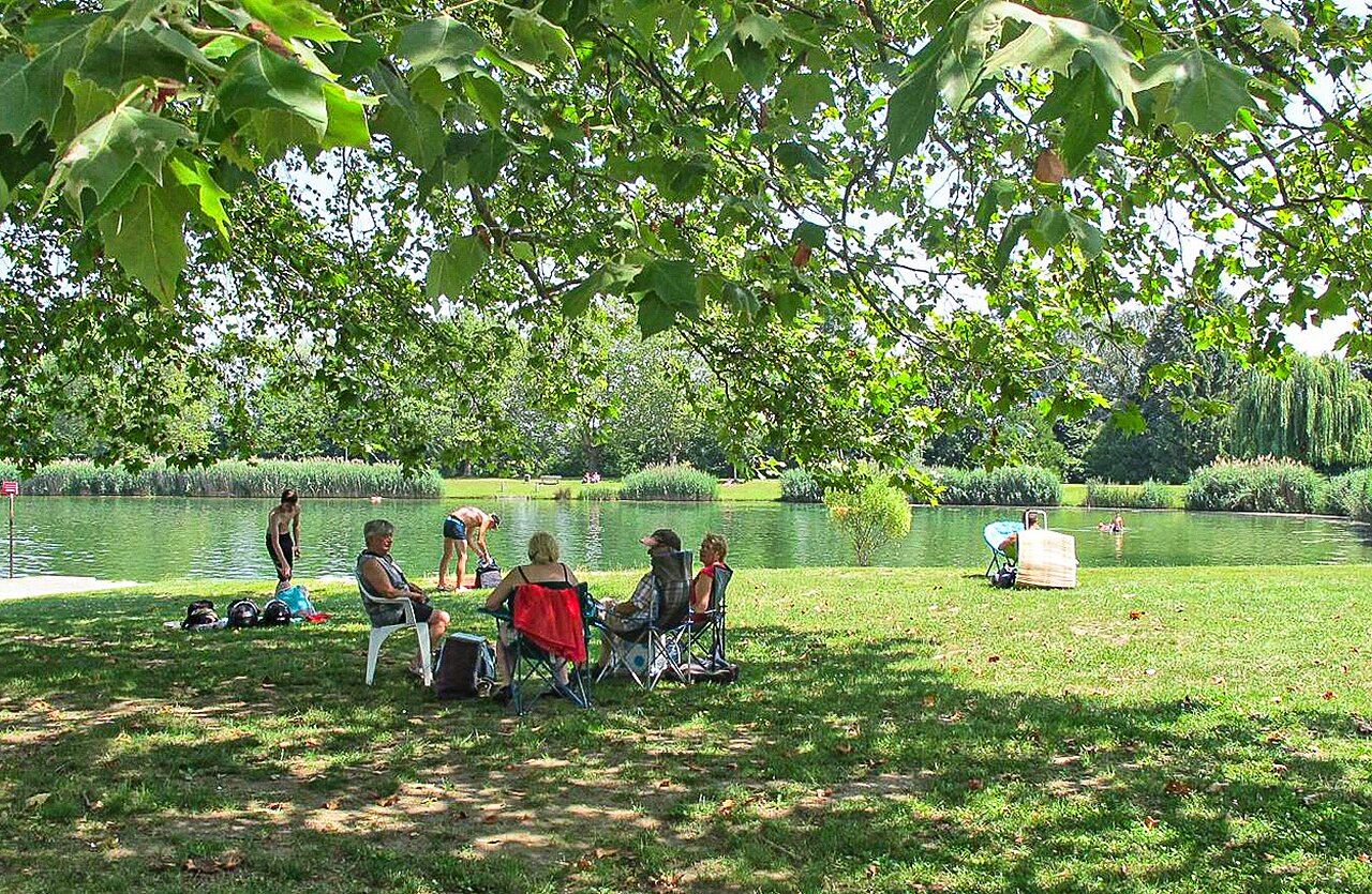 Baignade naturelle et d�tente au bord du lac, camping VAGUES OCEANES Lac d'Erstein � Erstein (67).