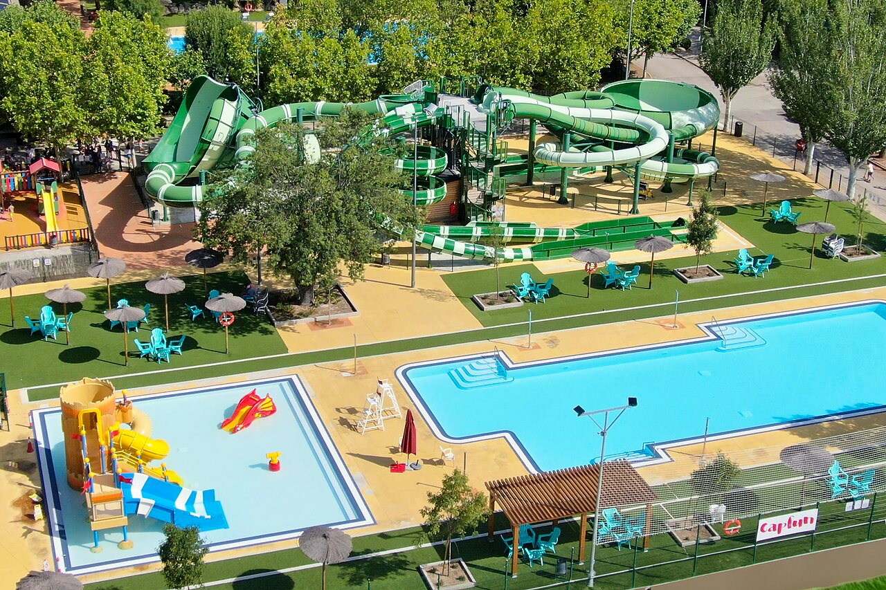 Piscines, toboggans aquatiques et aire de jeux au camping CAPFUN El Escorial, Madrid.