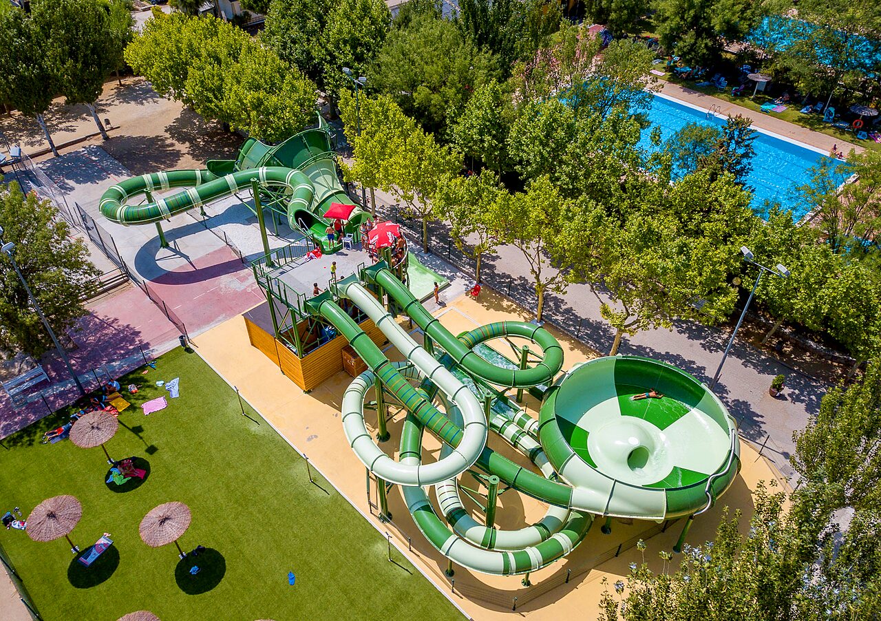 Toboggans aquatiques g�ants, bol et piscine au camping CAPFUN El Escorial, Madrid.