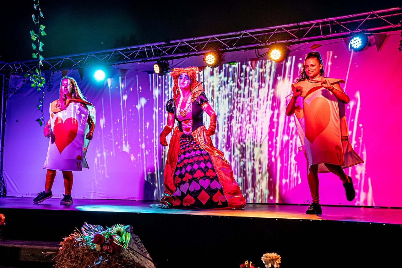 Spectacle d'animation avec personnages costum�s sur sc�ne au camping CAPFUN El Escorial, Madrid.