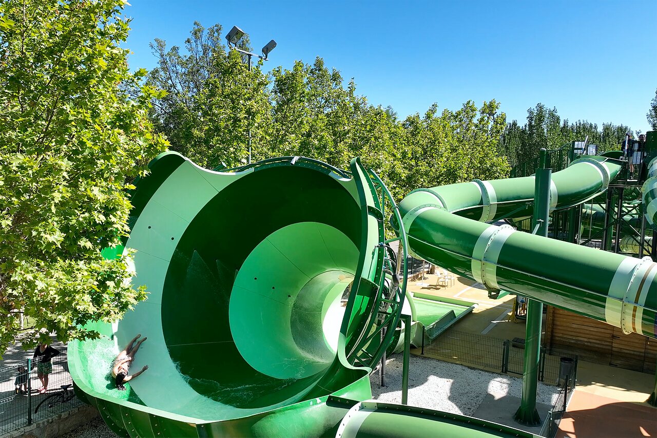 Toboggan aquatique g�ant vert et blanc au camping CAPFUN El Escorial, Madrid.