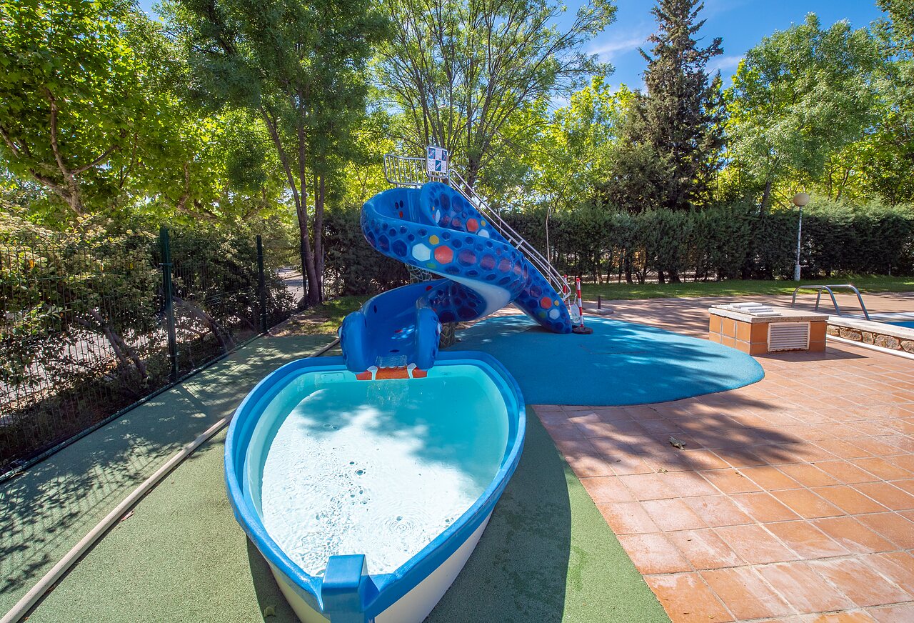 Toboggan aquatique color� et pataugeoire pour enfants au camping CAPFUN El Escorial � El Escorial, Madrid (28).
