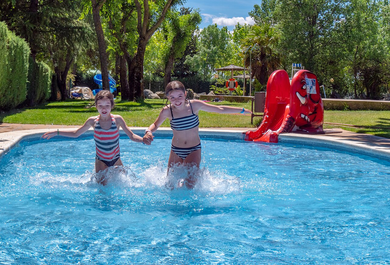 Piscine ext�rieure avec enfants et toboggan au camping CAPFUN El Escorial, Madrid.